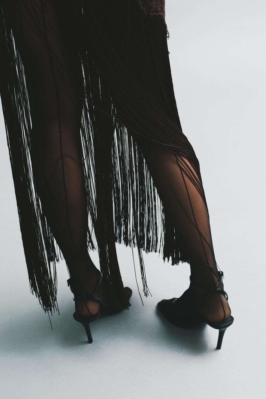 ПЛАТЬЕ НА БРЕТЕЛЯХ С КРУЖЕВОМ И БАХРОМОЙ