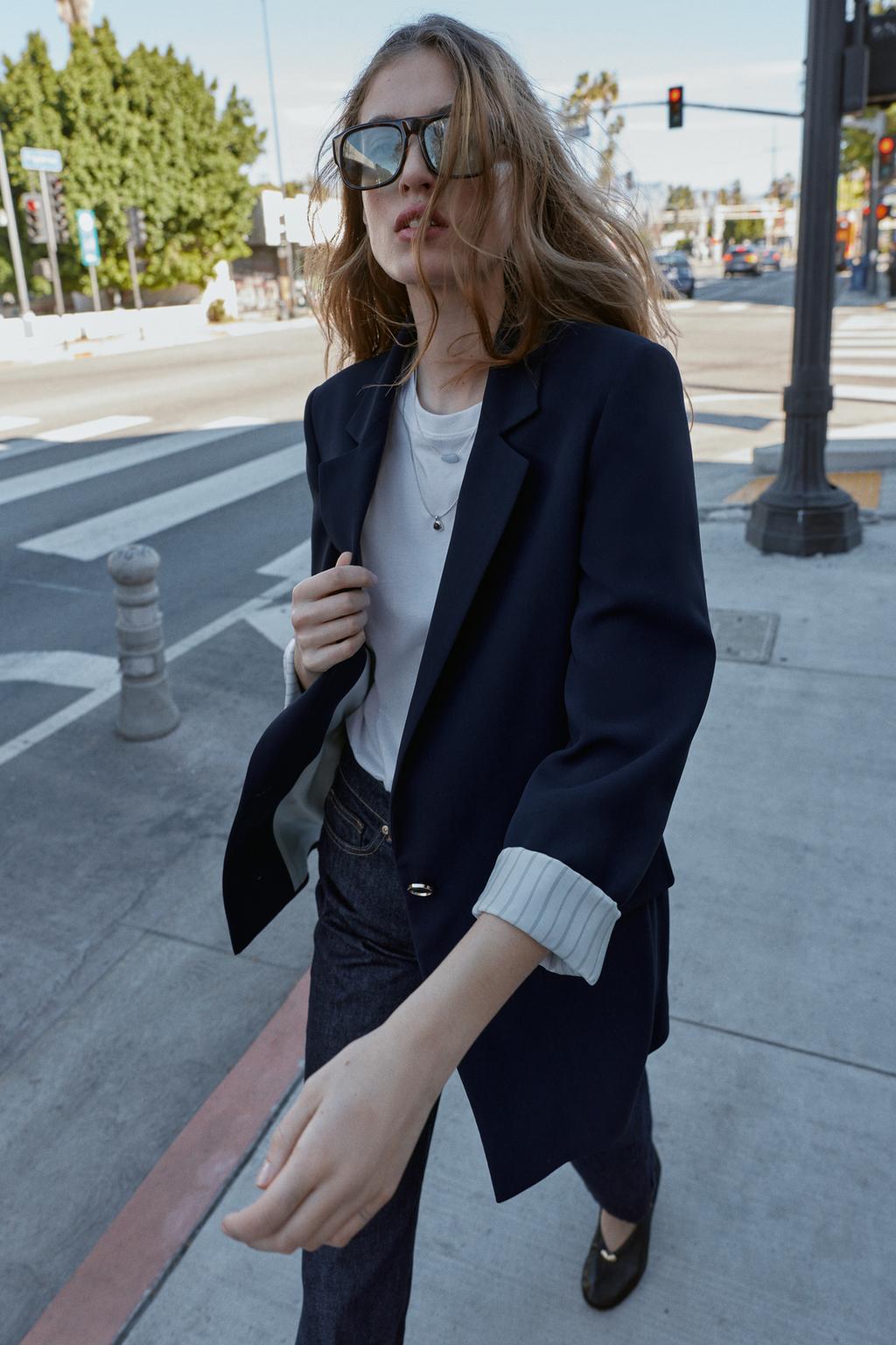 БЛЕЙЗЕР С ЗАВЕРНУТЫМИ РУКАВАМИ И ПРИНТОВАННЫМИ МАНЖЕТАМИ