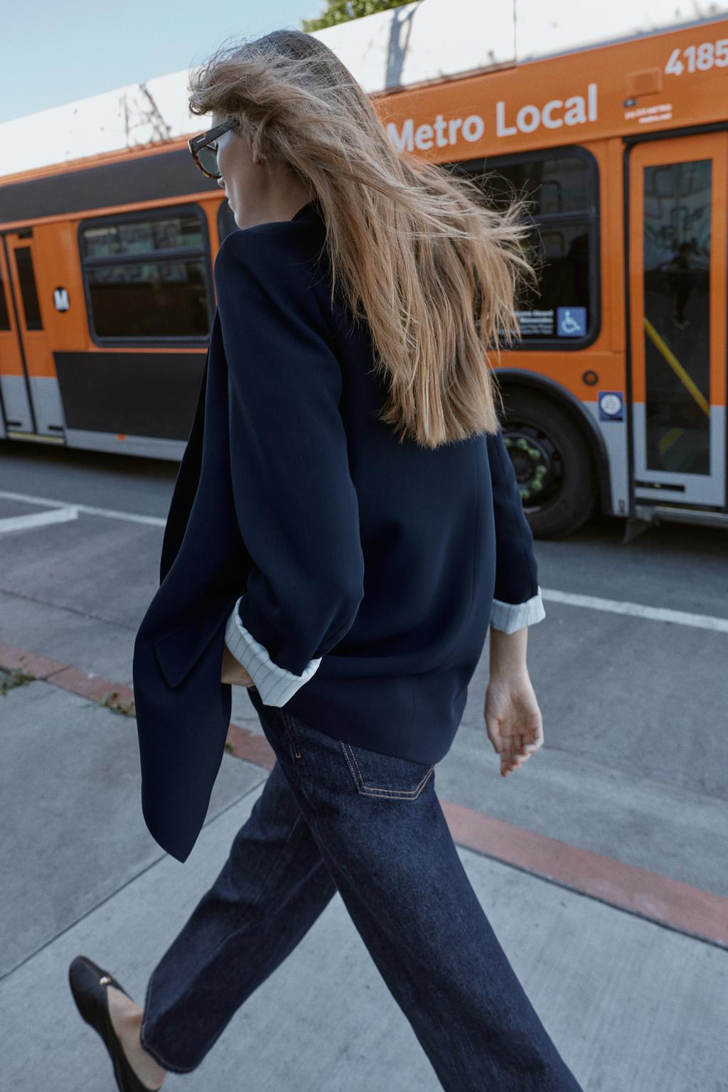 БЛЕЙЗЕР С ЗАВЕРНУТЫМИ РУКАВАМИ И ПРИНТОВАННЫМИ МАНЖЕТАМИ