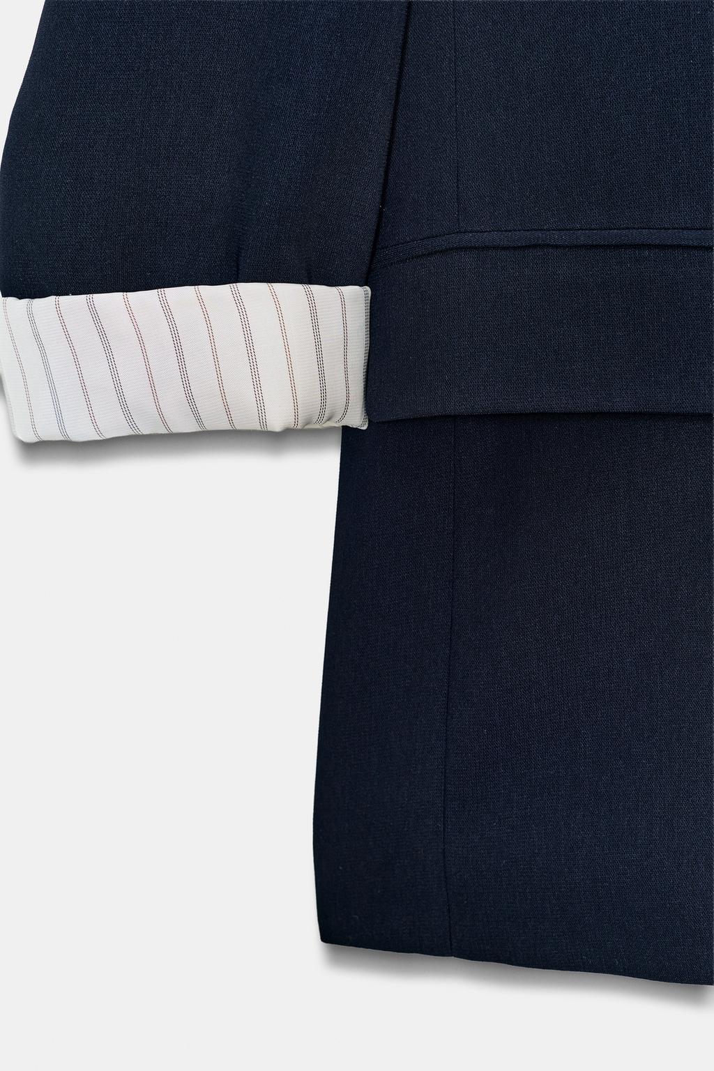 БЛЕЙЗЕР С ЗАВЕРНУТЫМИ РУКАВАМИ И ПРИНТОВАННЫМИ МАНЖЕТАМИ