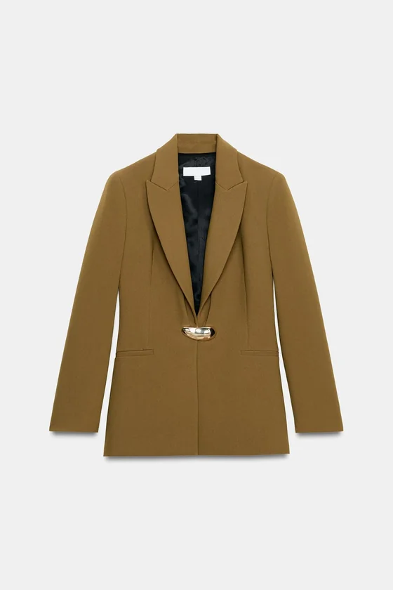 ПРИТАЛЕННЫЙ БЛЕЙЗЕР С ФУРНИТУРОЙ