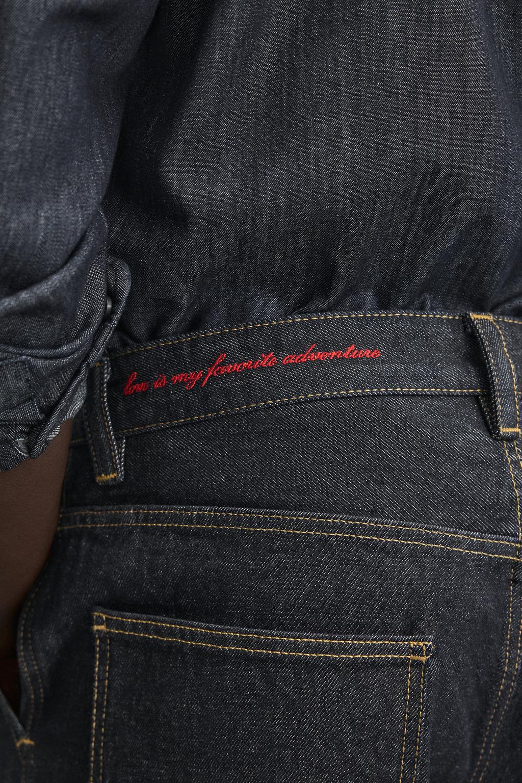 ДЖИНСЫ ЧИНОС С ВЫШИВКОЙ В ВИДЕ СЕРДЕЦ