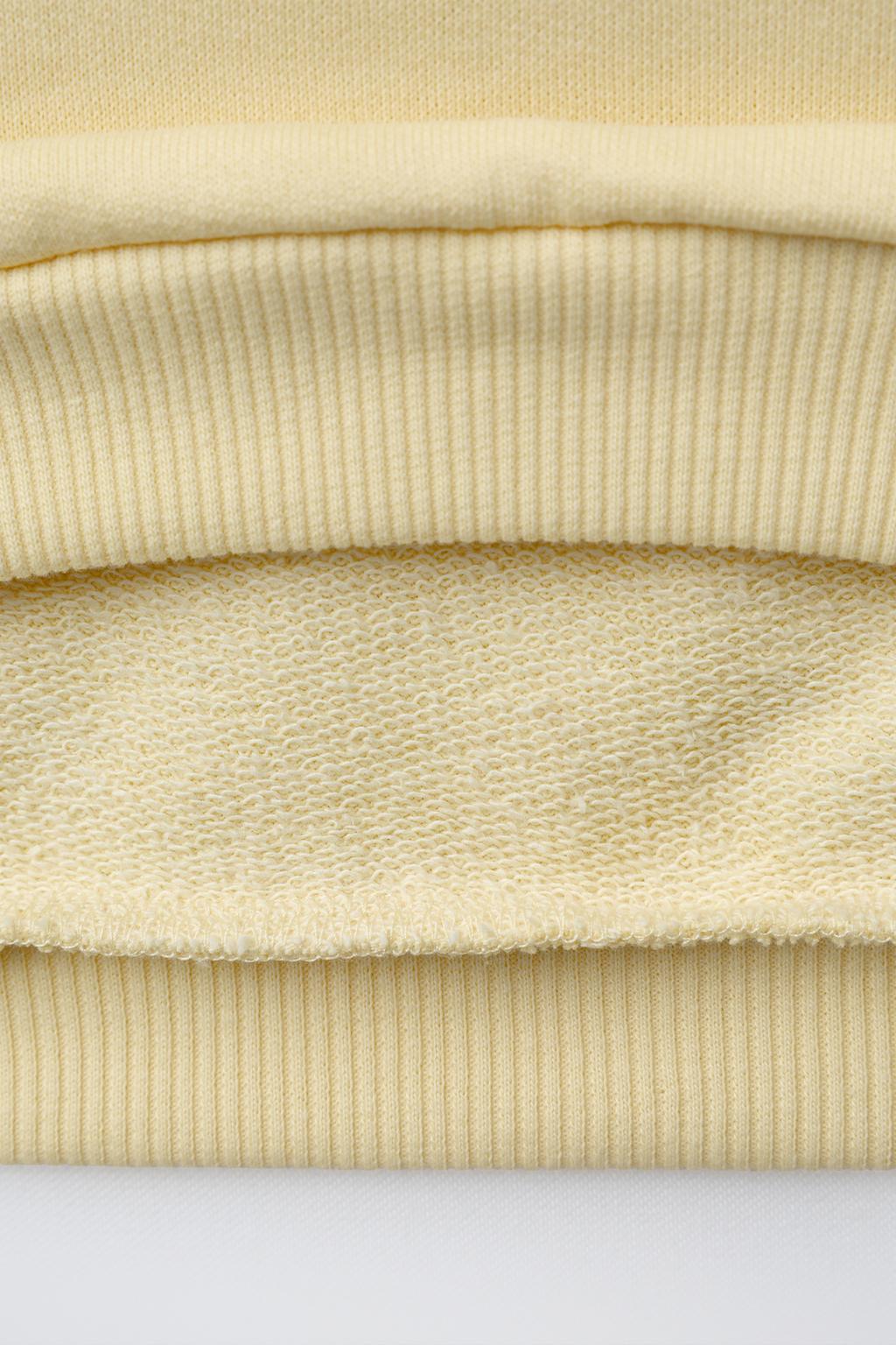 ТОЛСТОВКА С ПРИНТОМ «МАРГАРИТКИ DAISY» © DISNEY