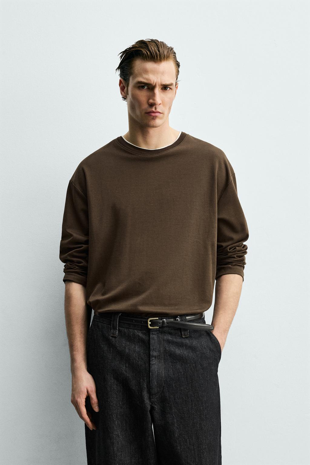 ФУТБОЛКА С ДВОЙНЫМИ КОНТРАСТНЫМИ ДЕТАЛЯМИ