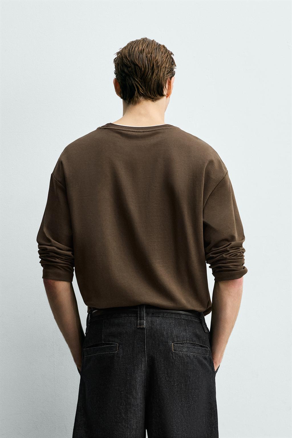 ФУТБОЛКА С ДВОЙНЫМИ КОНТРАСТНЫМИ ДЕТАЛЯМИ