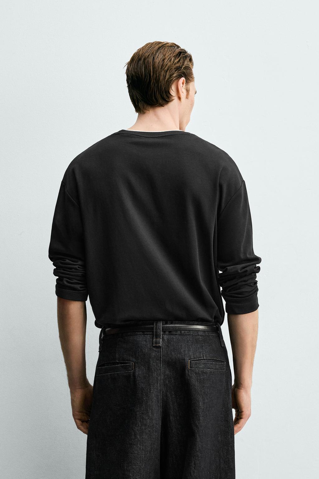 ФУТБОЛКА С ДВОЙНЫМИ КОНТРАСТНЫМИ ДЕТАЛЯМИ