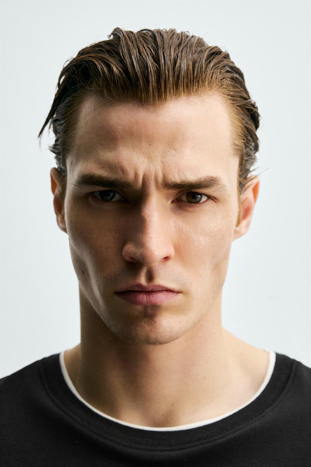 ФУТБОЛКА С ДВОЙНЫМИ КОНТРАСТНЫМИ ДЕТАЛЯМИ