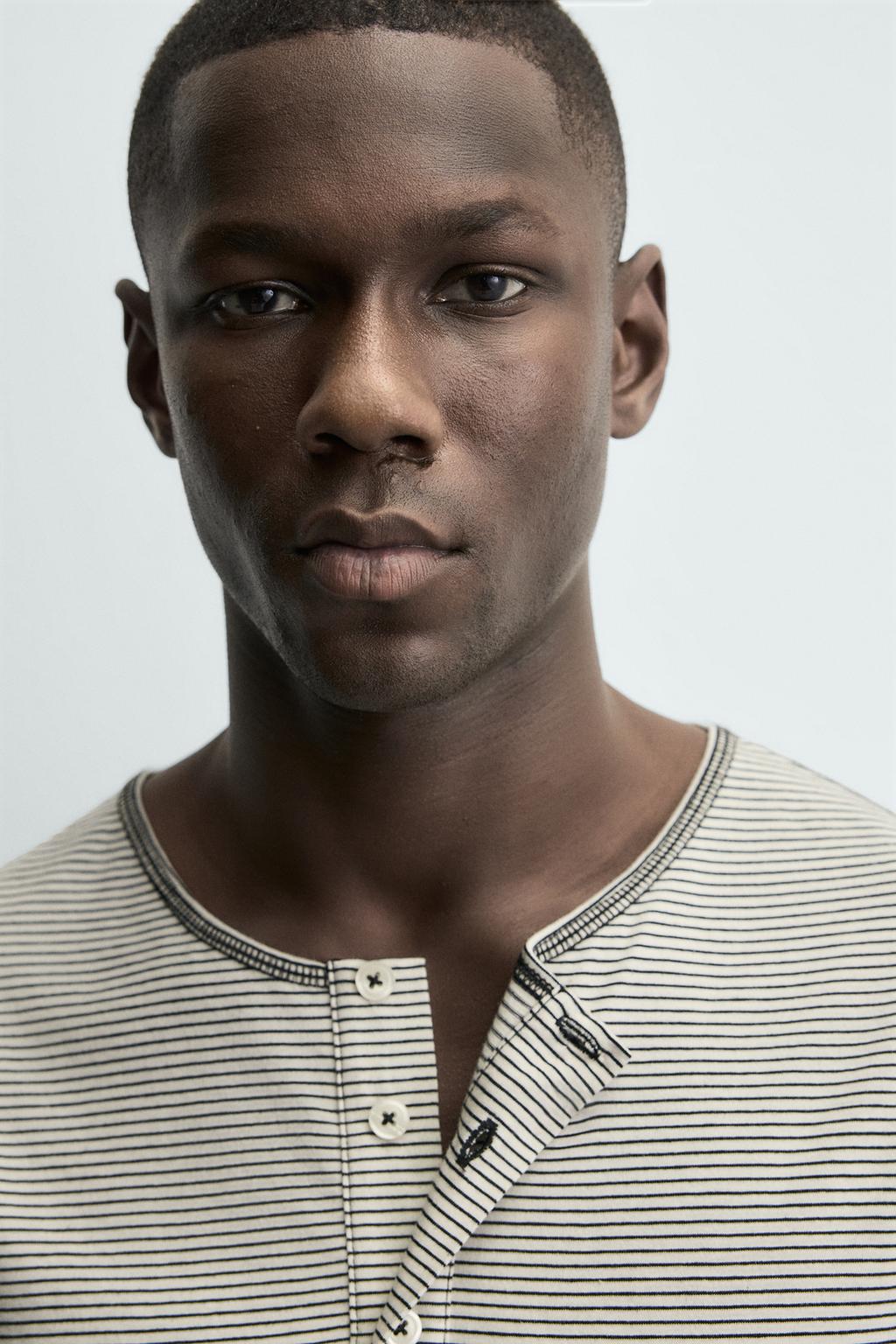 ФУТБОЛКА В ПОЛОСКУ С КРУГЛЫМ ВЫРЕЗОМ