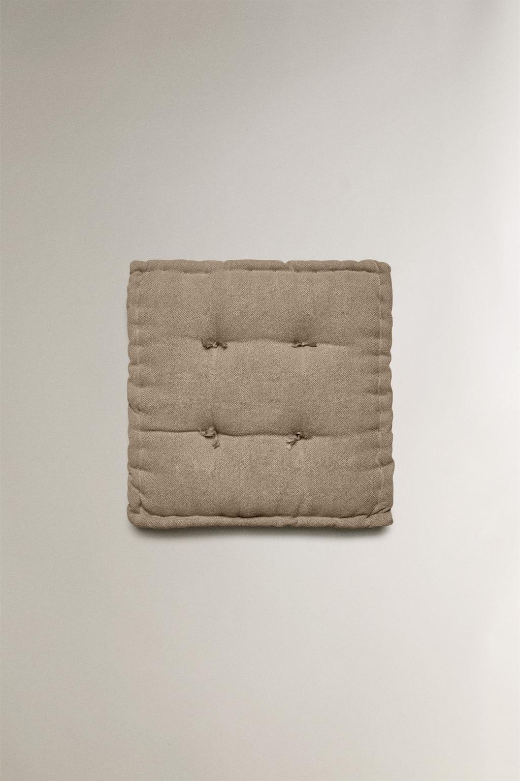 Подушка для сиденья с декоративным стежком