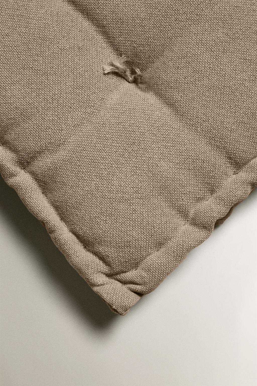 Подушка для сиденья с декоративным стежком