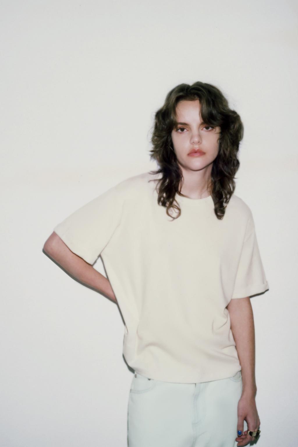 СВОБОДНАЯ ФУТБОЛКА С КОРОТКИМИ РУКАВАМИ