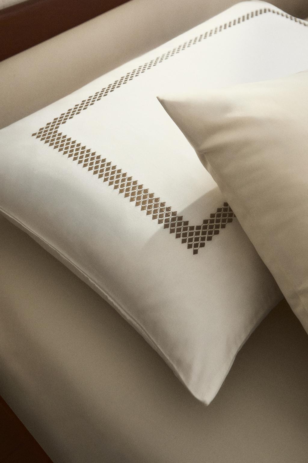 Наволочка с геометрической вышивкой из сатина
