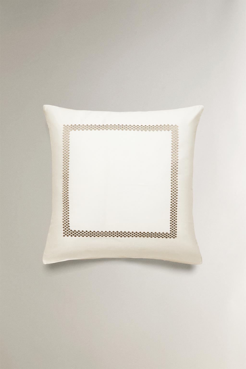 Наволочка с геометрической вышивкой из сатина