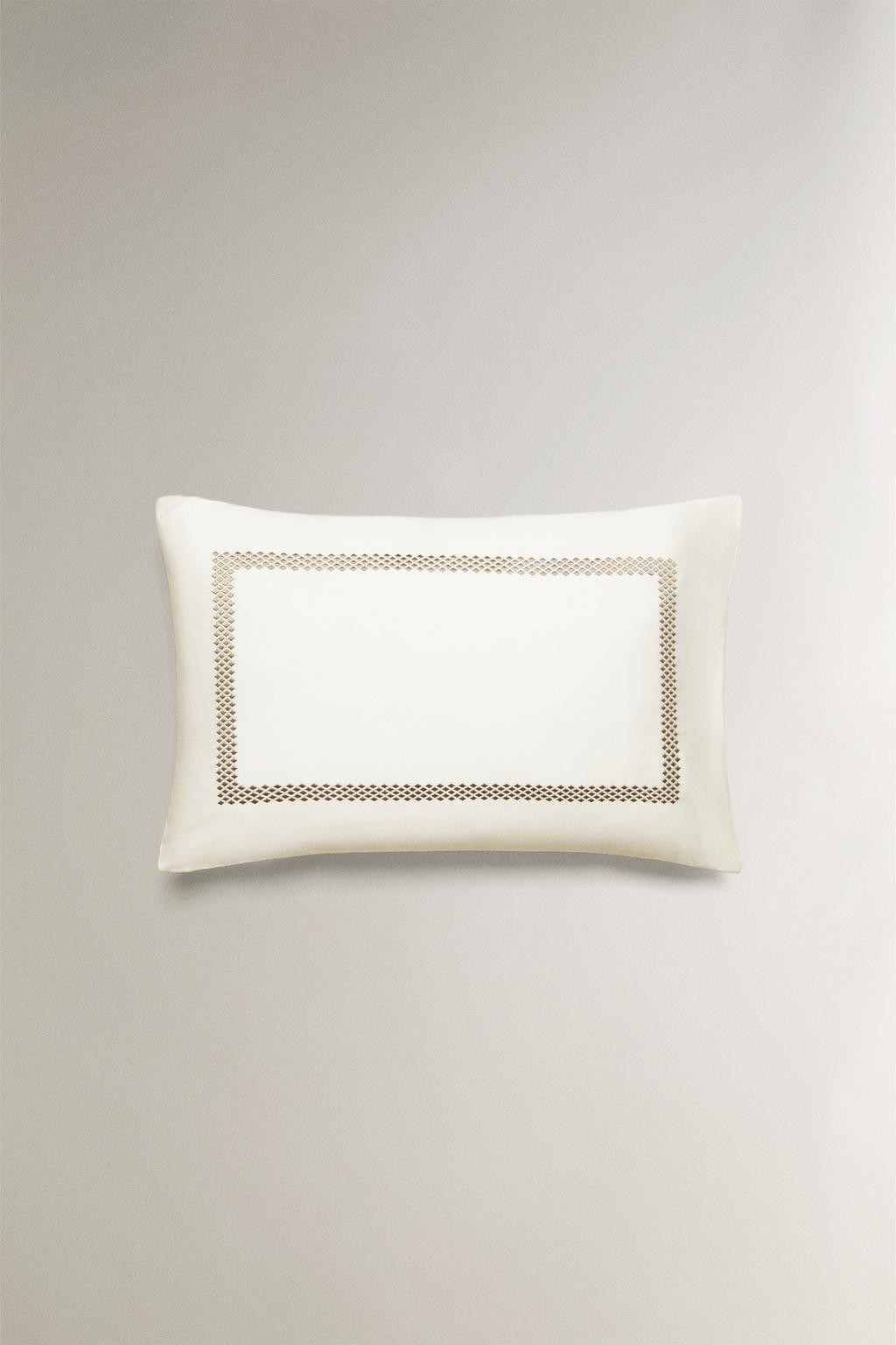 Наволочка с геометрической вышивкой из сатина