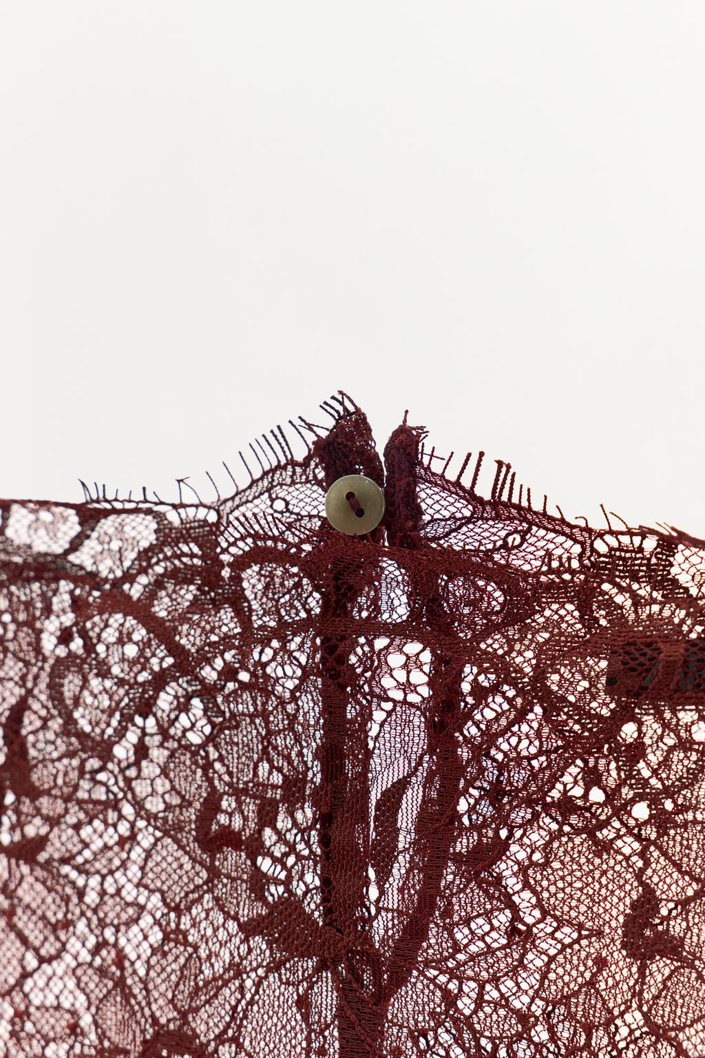 БЛУЗА ИЗ ПОЛУПРОЗРАЧНОГО КРУЖЕВА