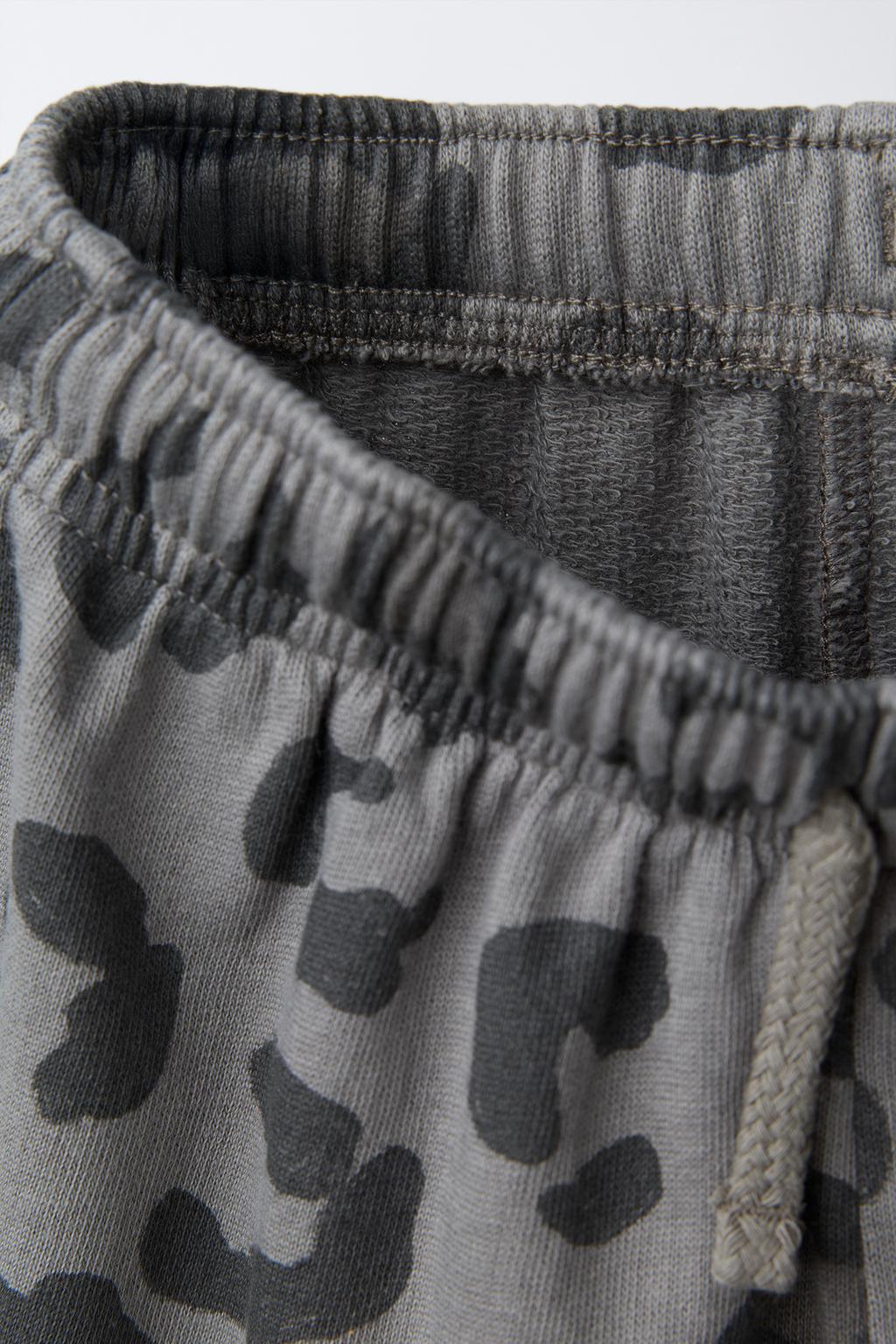 БРЮКИ STRAIGHT ИЗ МЯГКОЙ ТКАНИ С АНИМАЛИСТИЧЕСКИМ ПРИНТОМ