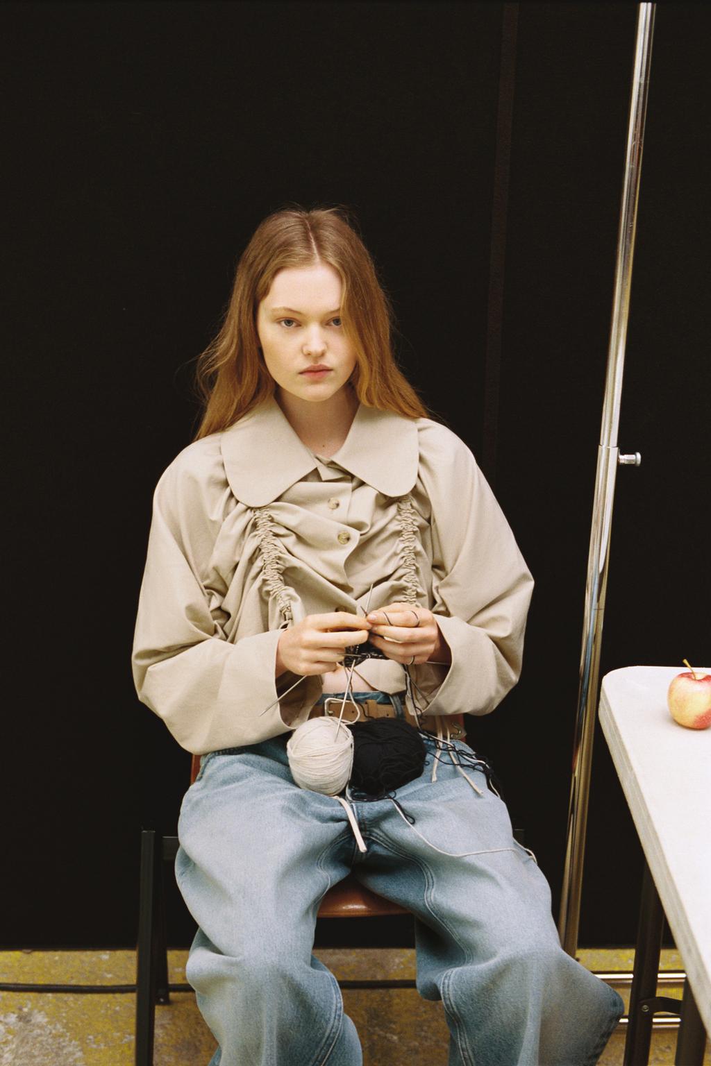 КОРОТКАЯ КУРТКА-ТРЕНЧ С РЮШАМИ