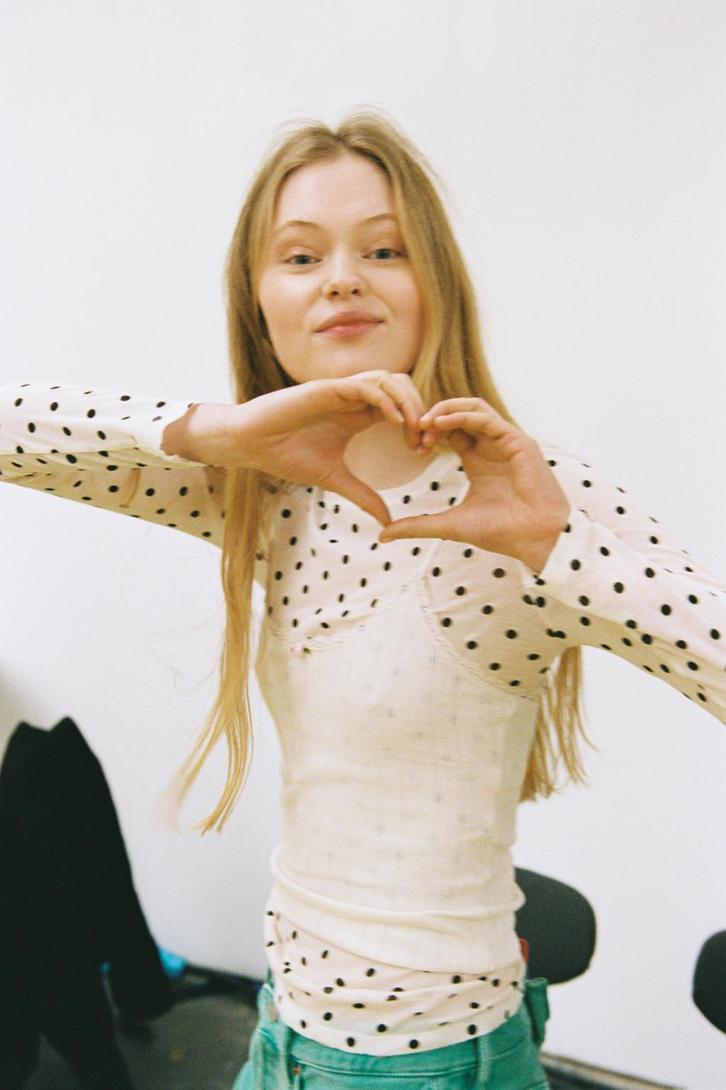 МАЙКА ИЗ АЖУРНОГО ТРИКОТАЖА НА БРЕТЕЛЯХ