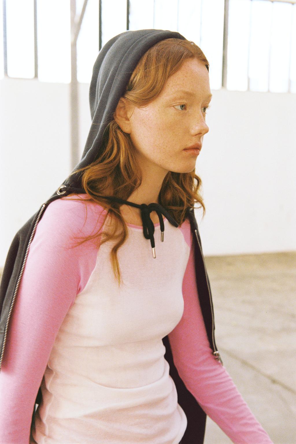 ФУТБОЛКА SUPIMA® С КОНТРАСТНЫМИ РУКАВАМИ