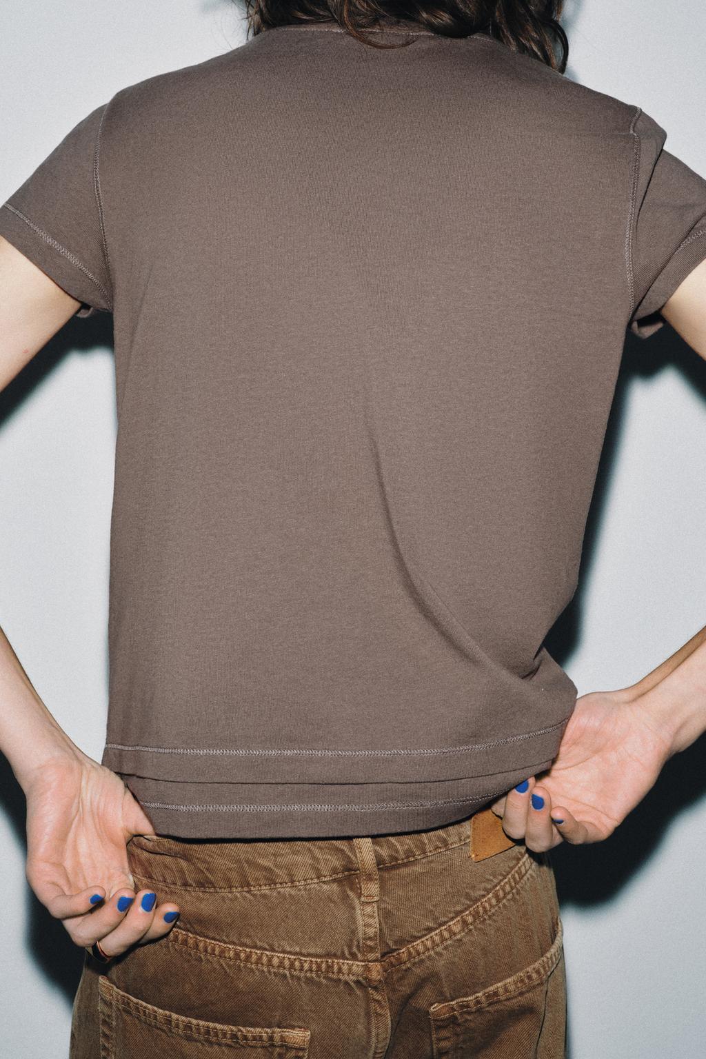 ФУТБОЛКА С КОРОТКИМИ РУКАВАМИ И ЭФФЕКТОМ ДВОЙНОГО НИЗА