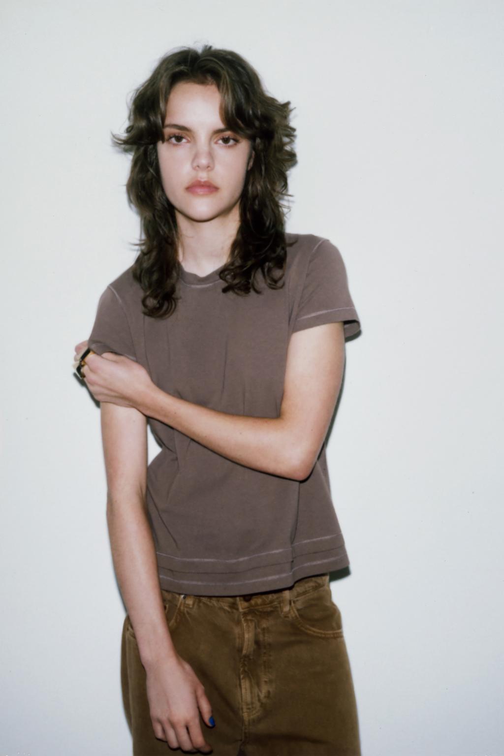 ФУТБОЛКА С КОРОТКИМИ РУКАВАМИ И ЭФФЕКТОМ ДВОЙНОГО НИЗА