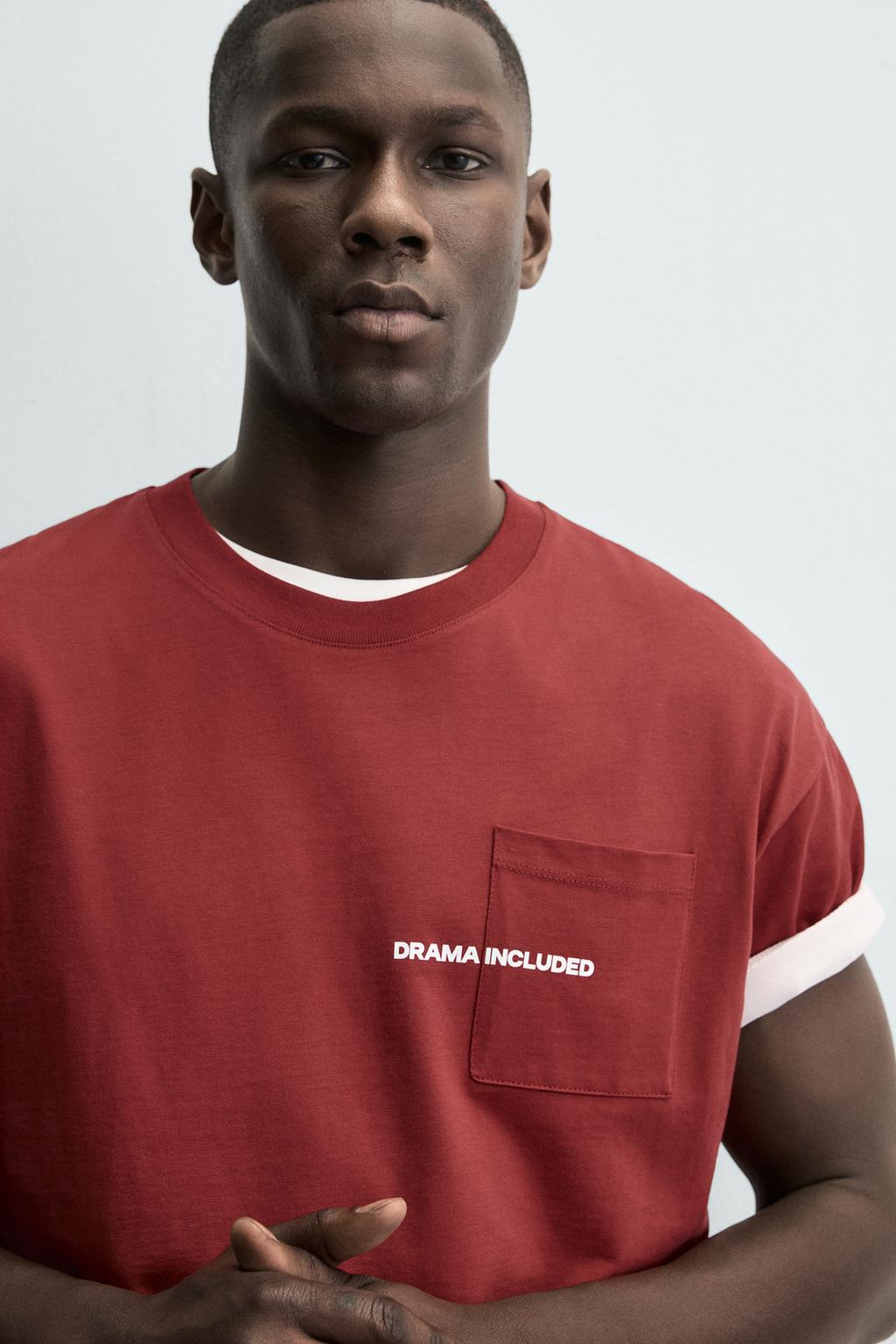 ФУТБОЛКА СО ВШИТЫМ КАРМАНОМ И НАДПИСЬЮ