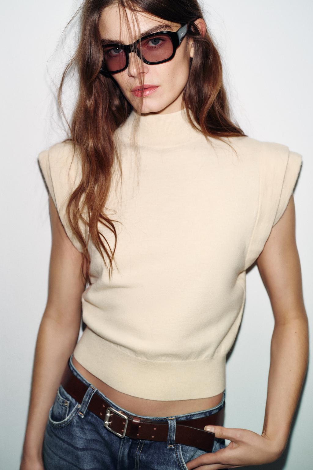 ТРИКОТАЖНЫЙ ТОП С АКЦЕНТИРОВАННЫМИ ПЛЕЧАМИ