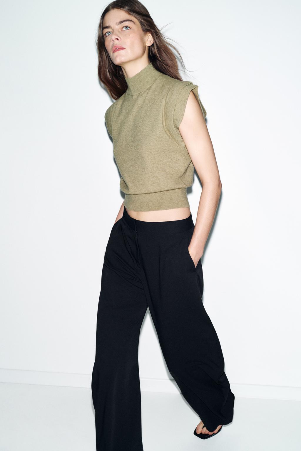 ТРИКОТАЖНЫЙ ТОП С АКЦЕНТОМ НА ПЛЕЧИ