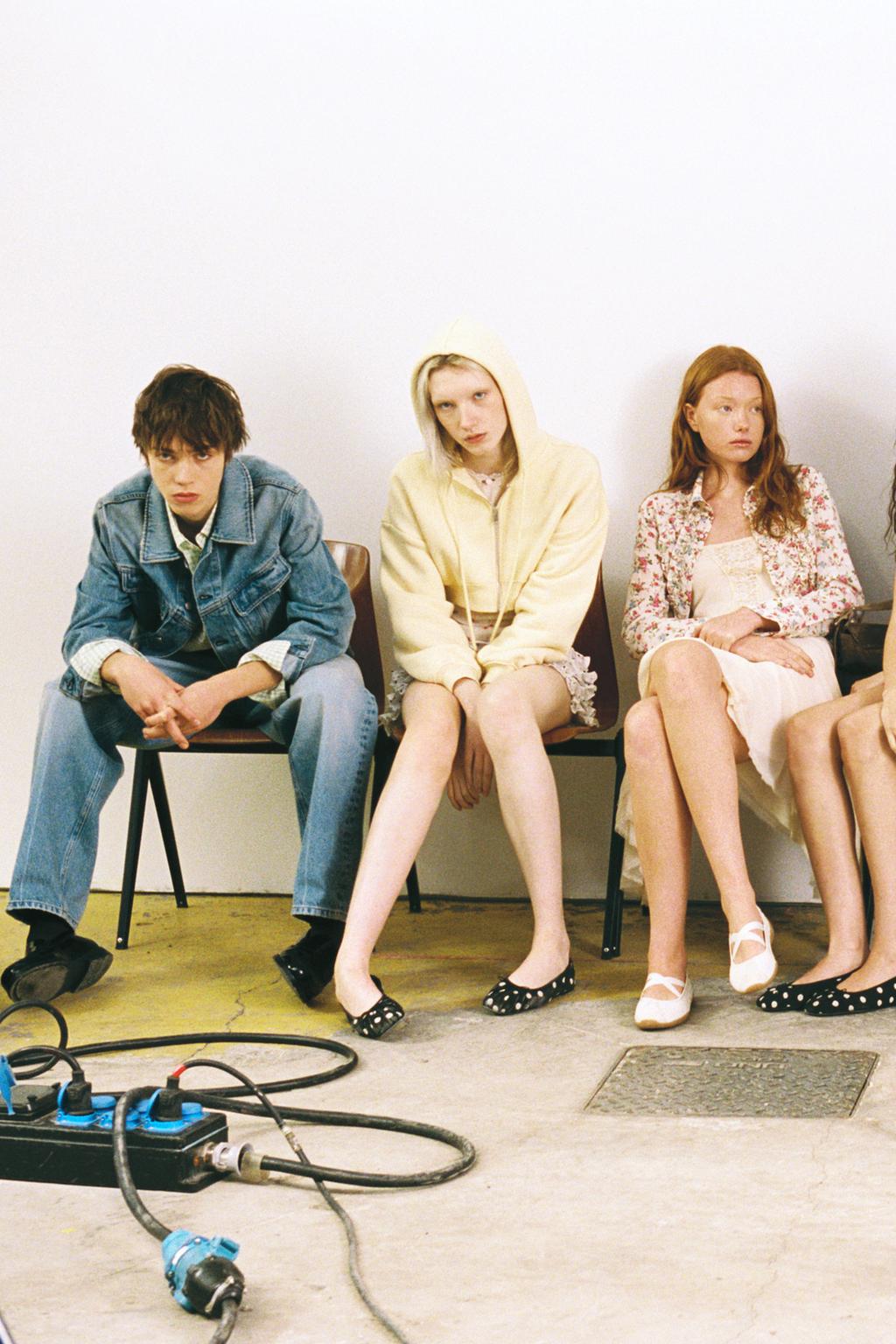 ФУТБОЛКА С ПЕРФОРАЦИЕЙ И ЦВЕТАМИ