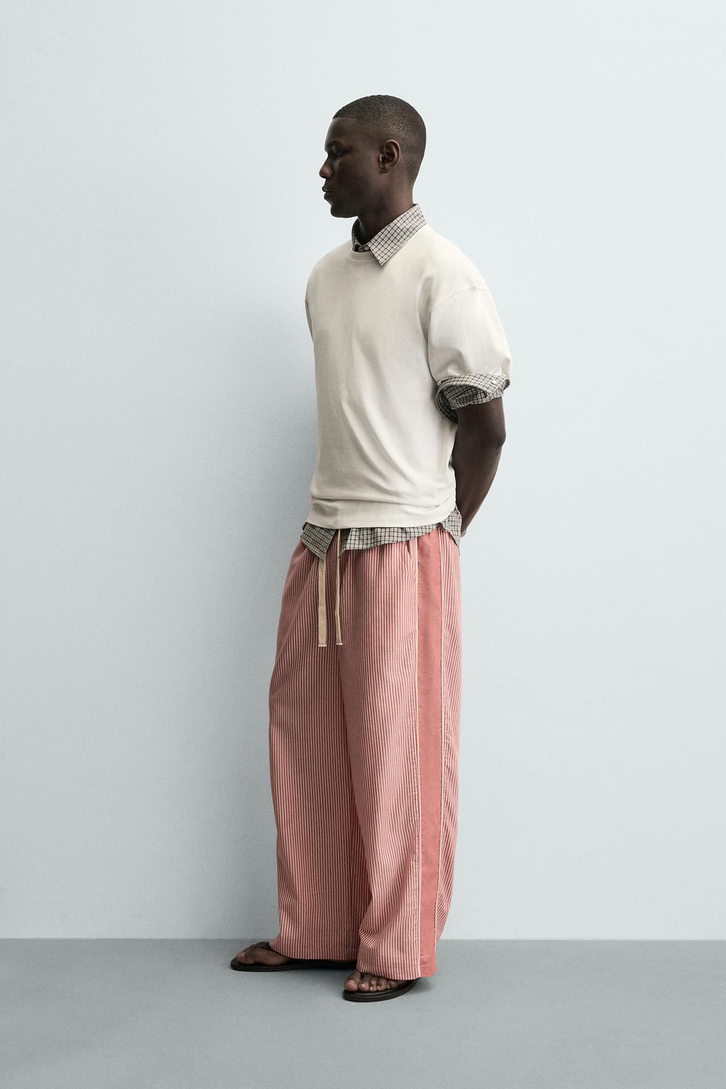 БРЮКИ В ПОЛОСКУ С КОНТРАСТНЫМИ ЛАМПАСАМИ