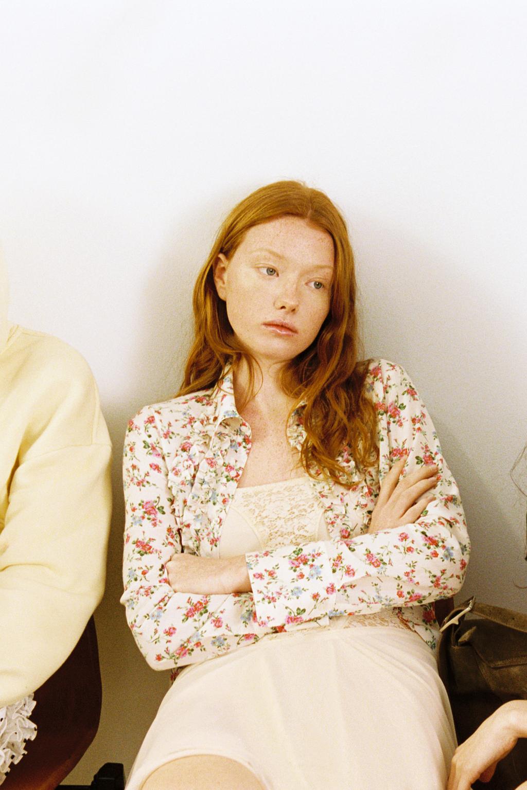 РУБАШКА С ЦВЕТОЧНЫМ ПРИНТОМ И ВОЛАНАМИ