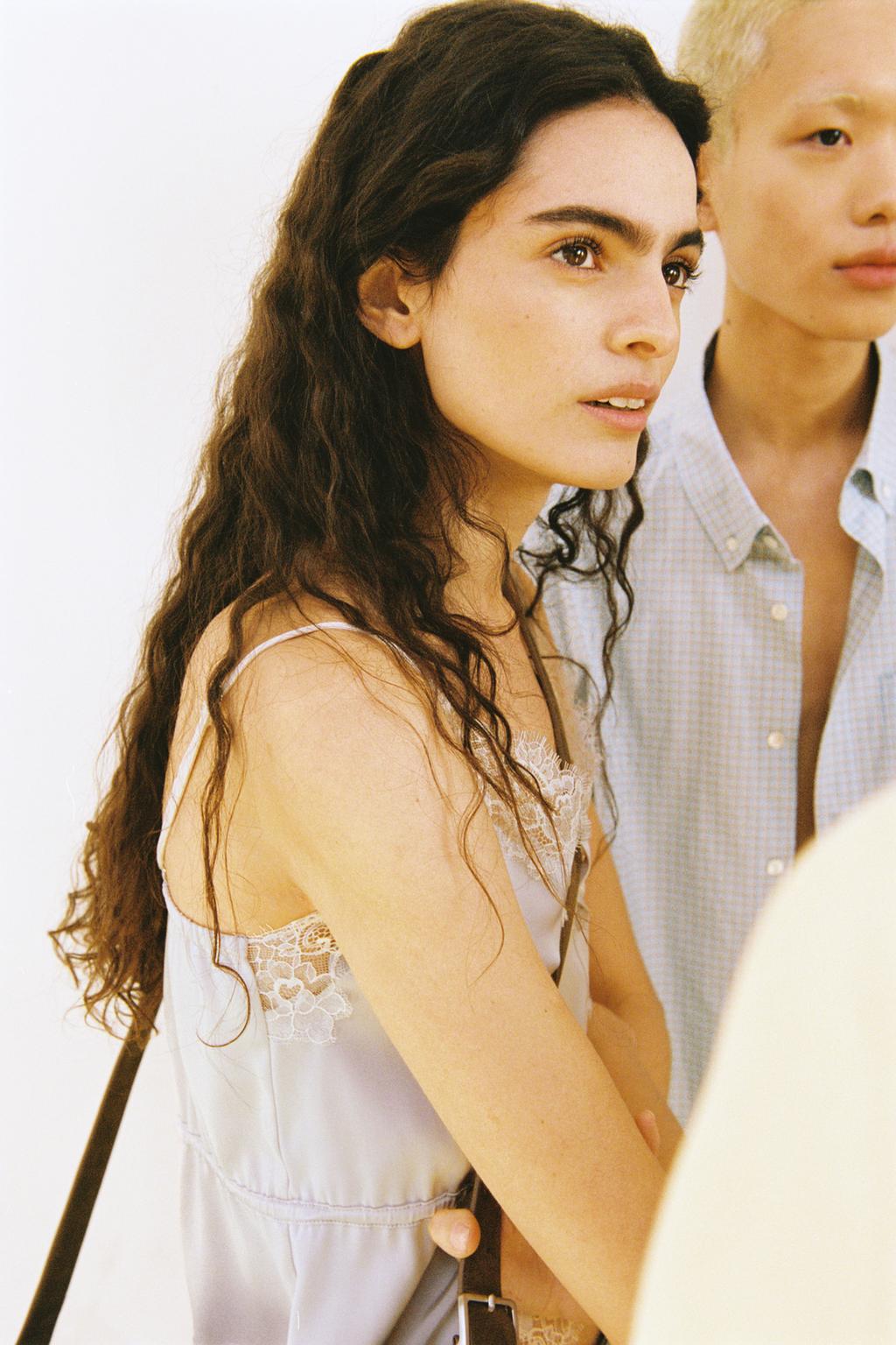 АТЛАСНЫЙ ТОП С КРУЖЕВОМ