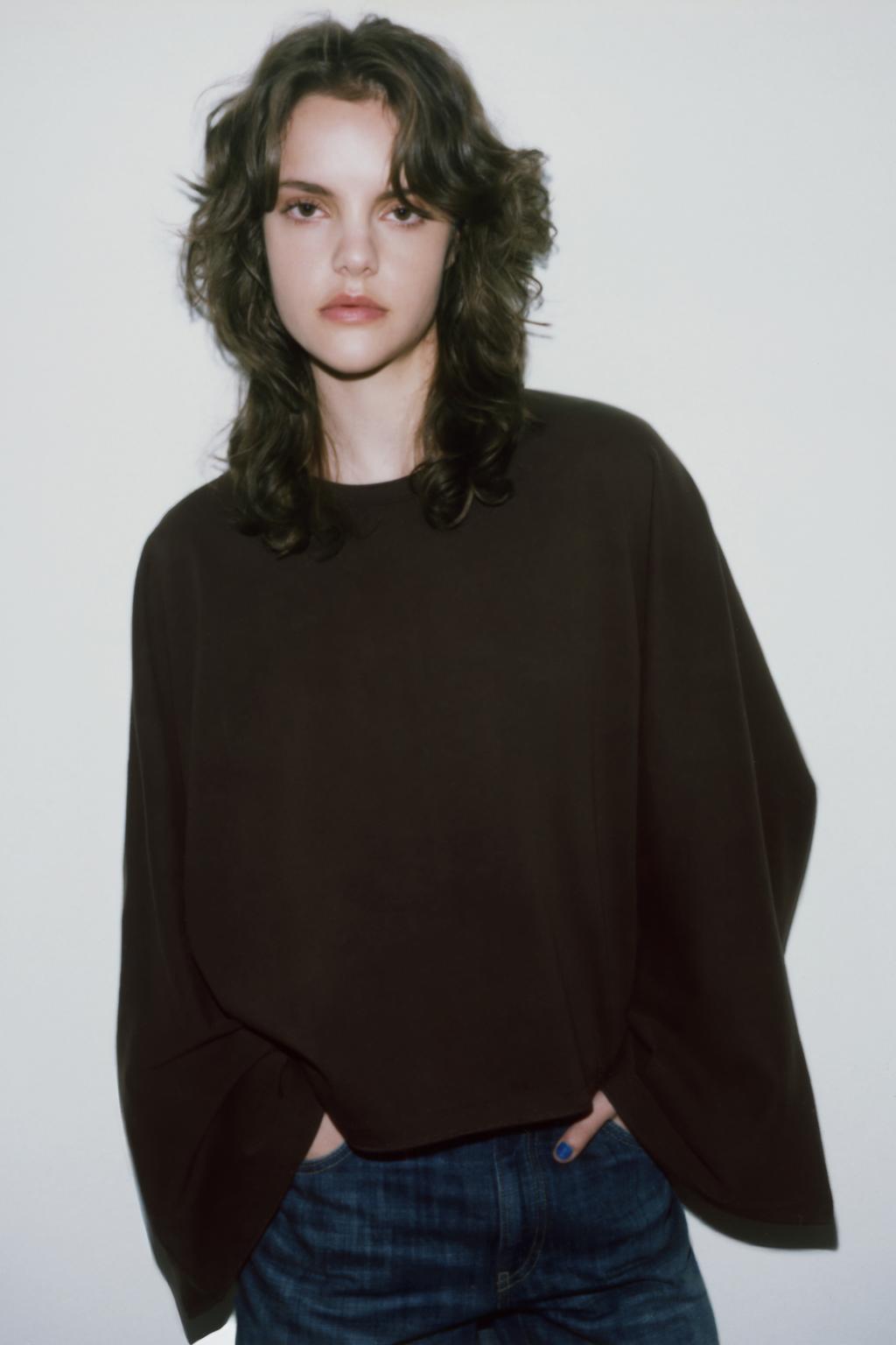 ФУТБОЛКА С РУКАВАМИ-КРЫЛЫШКАМИ