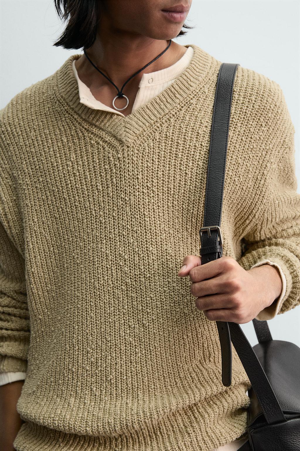 СВИТЕР С НЕРОВНОЙ СТРУКТУРОЙ И V-ОБРАЗНЫМ ВЫРЕЗОМ