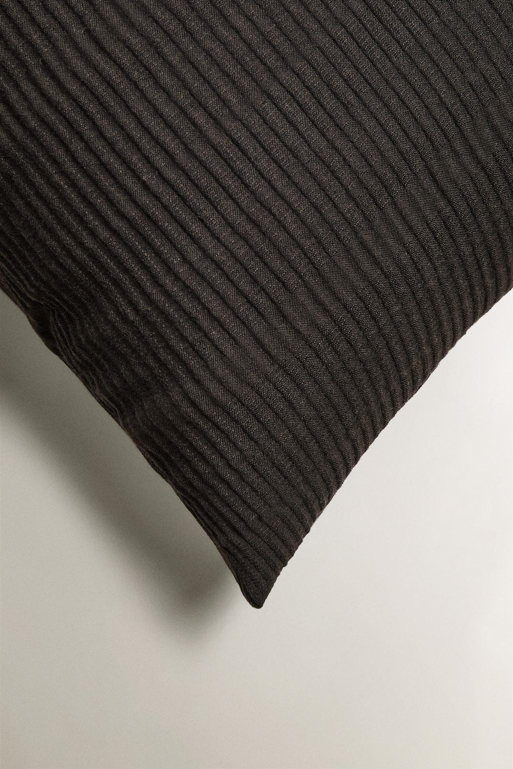 Чехол для подушки с объемным стежком