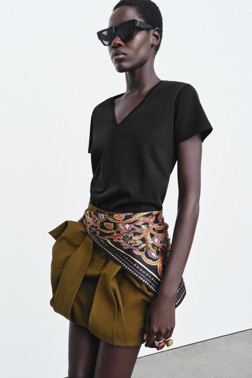 ФУТБОЛКА INTERLOCK С V-ОБРАЗНЫМ ВЫРЕЗОМ