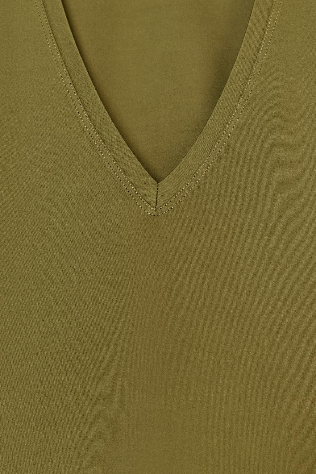 ФУТБОЛКА ИЗ ТРИКОТАЖА INTERLOCK С V-ОБРАЗНЫМ ВЫРЕЗОМ