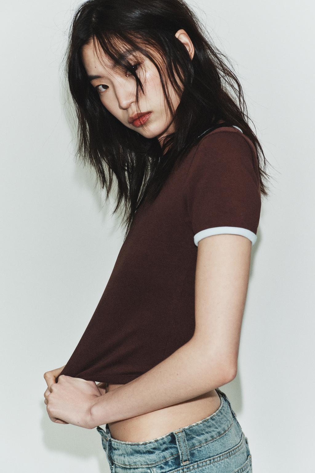 ФУТБОЛКА С КОНТРАСТНЫМИ ДЕТАЛЯМИ