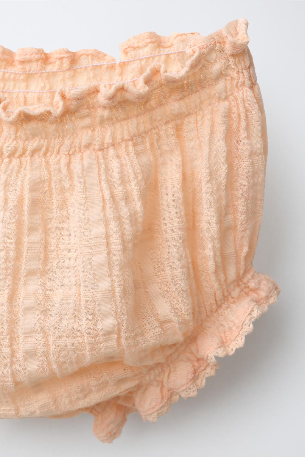 КОМПЛЕКТ ИЗ БЛУЗКИ И ТРУСОВ С РЕЛЬЕФНЫМ УЗОРОМ