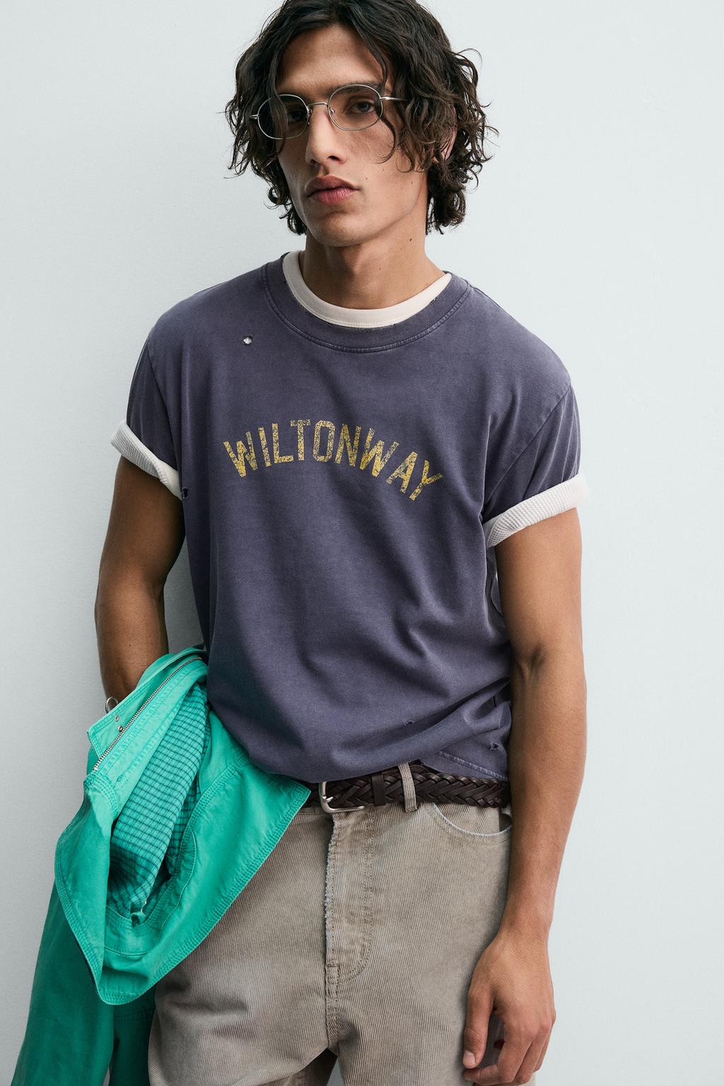 ФУТБОЛКА ИЗ ТКАНИ С ЭФФЕКТОМ ПОТЕРТОСТИ С ПРИНТОМ-НОМЕРОМ