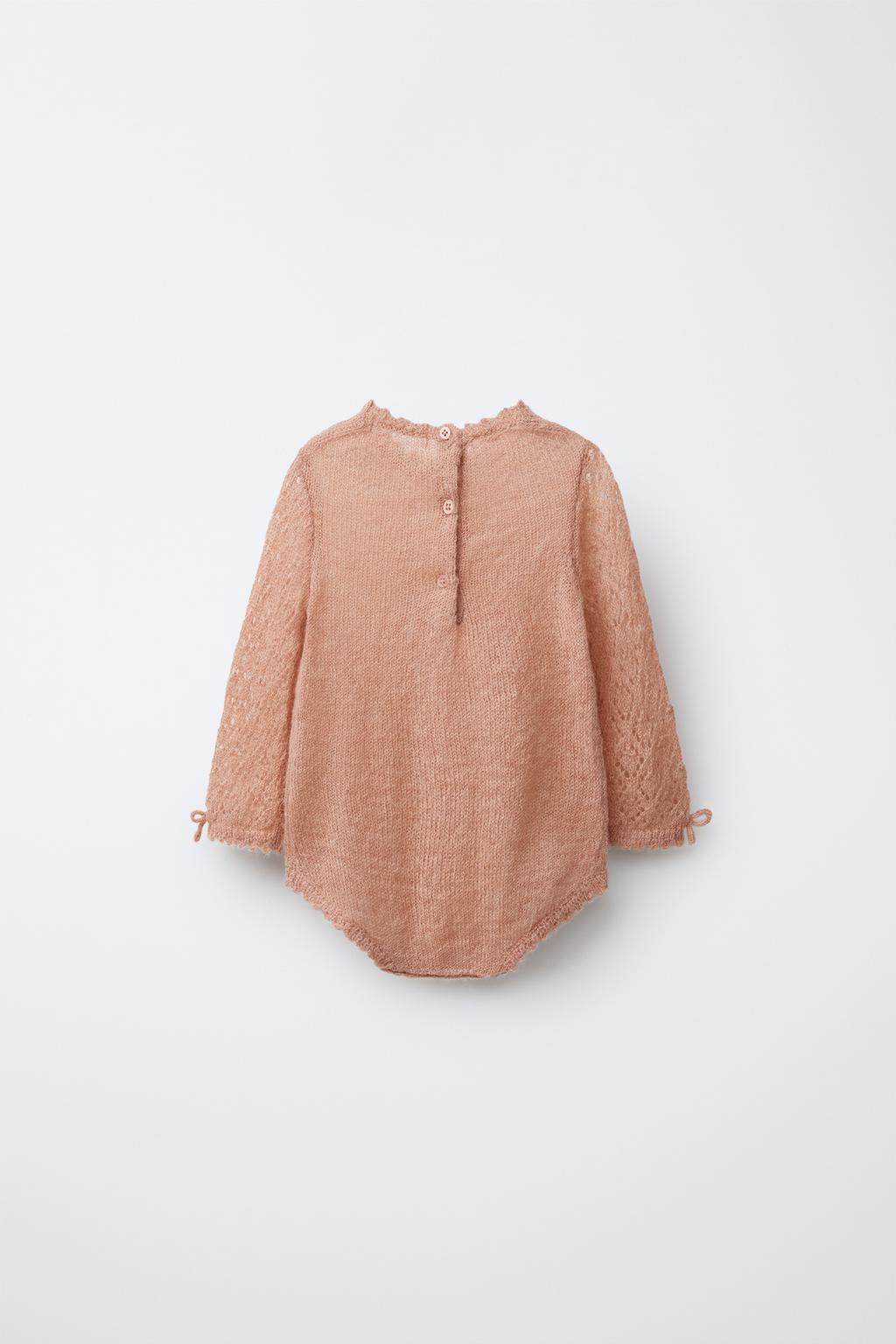 Платье-комбинезон с аппликацией из лоскутного вязания