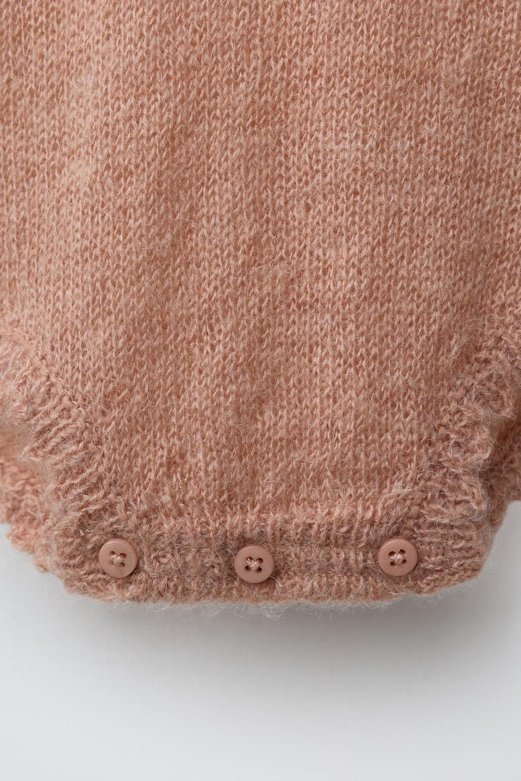 Платье-комбинезон с аппликацией из лоскутного вязания