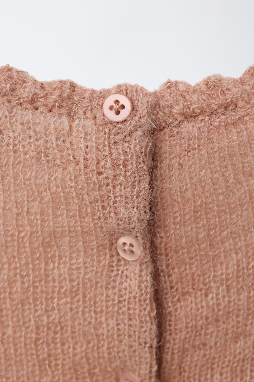 Платье-комбинезон с аппликацией из лоскутного вязания