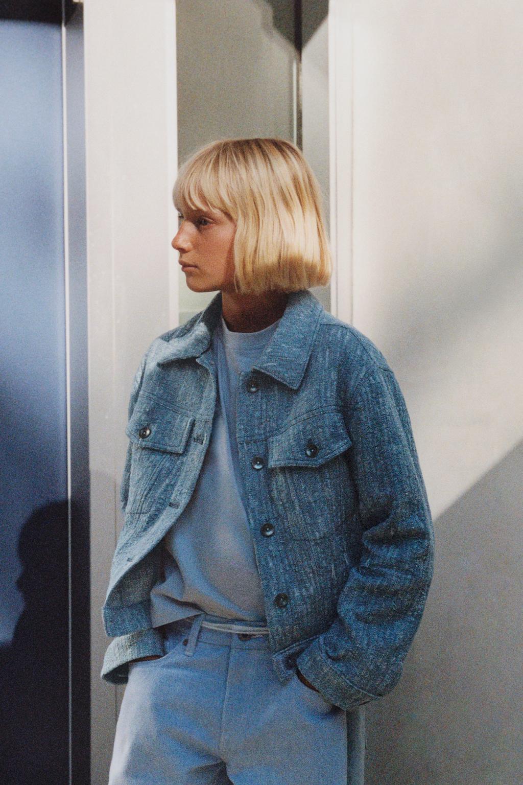 КУРТКА-ТРАКЕР ИЗ РЕЛЬЕФНОЙ ТКАНИ