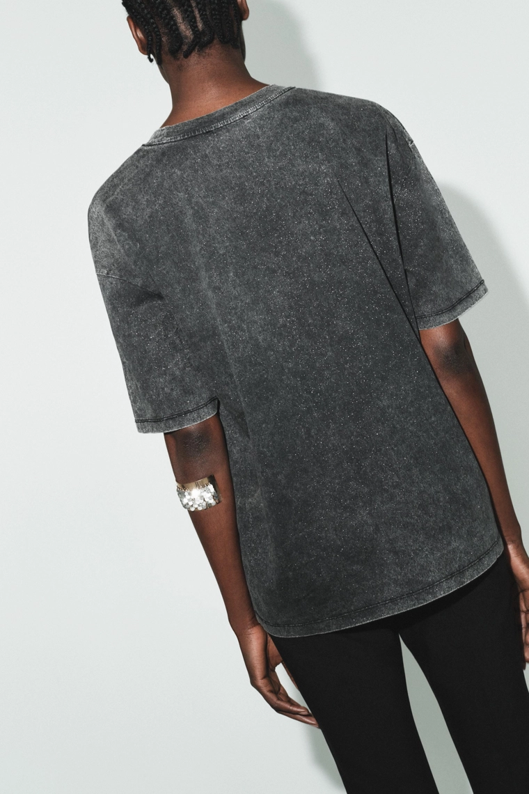 Футболка с эффектом выцветания и стразами