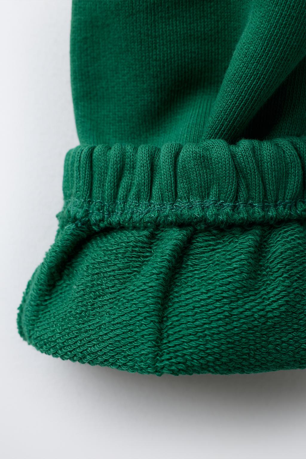 КОМПЛЕКТ ИЗ ТОЛСТОВКИ И БРЮК-ДЖОГГЕРОВ С НАШИВКОЙ