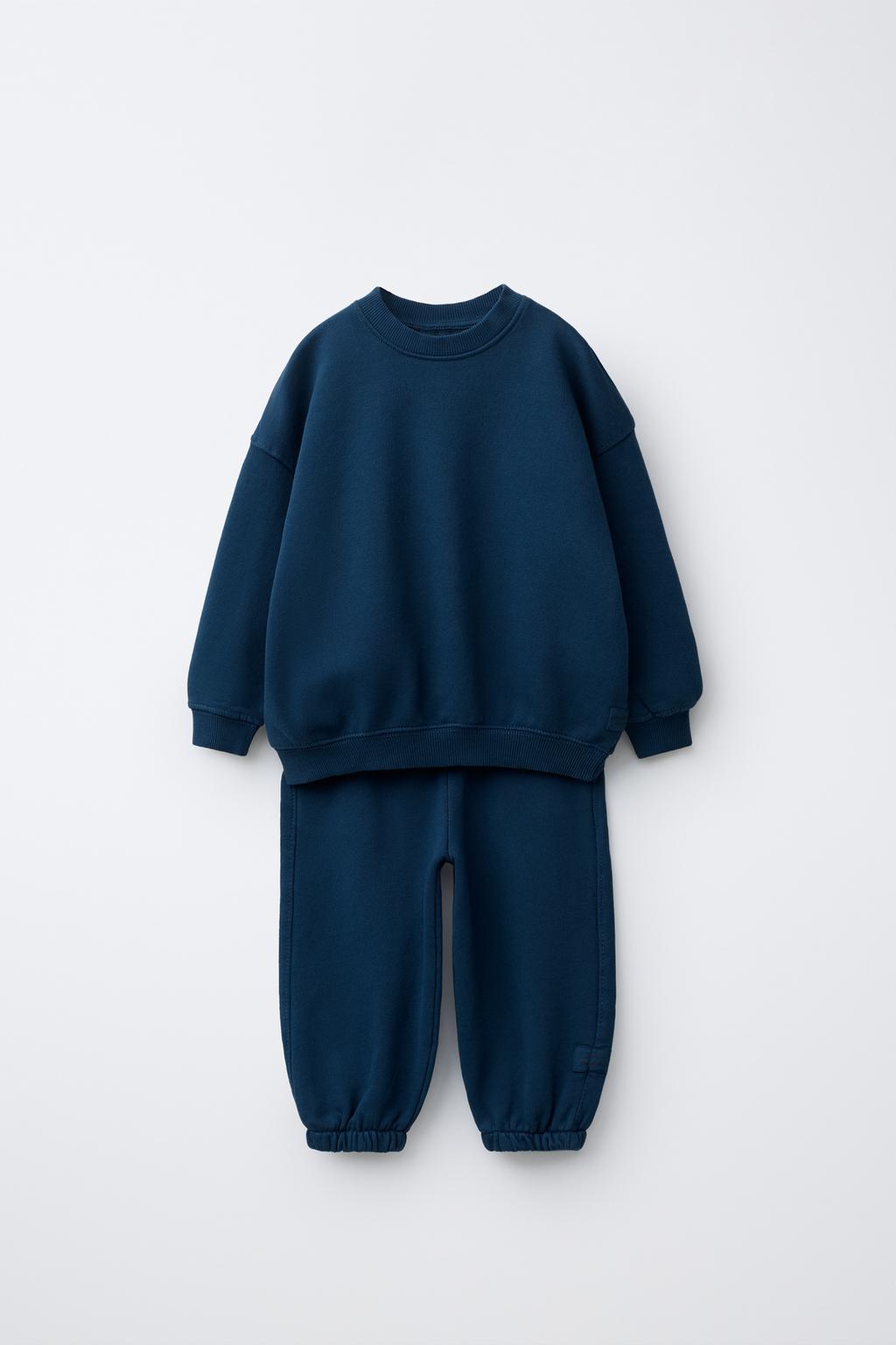 КОМПЛЕКТ ИЗ ТОЛСТОВКИ И БРЮК-ДЖОГГЕРОВ С НАШИВКОЙ