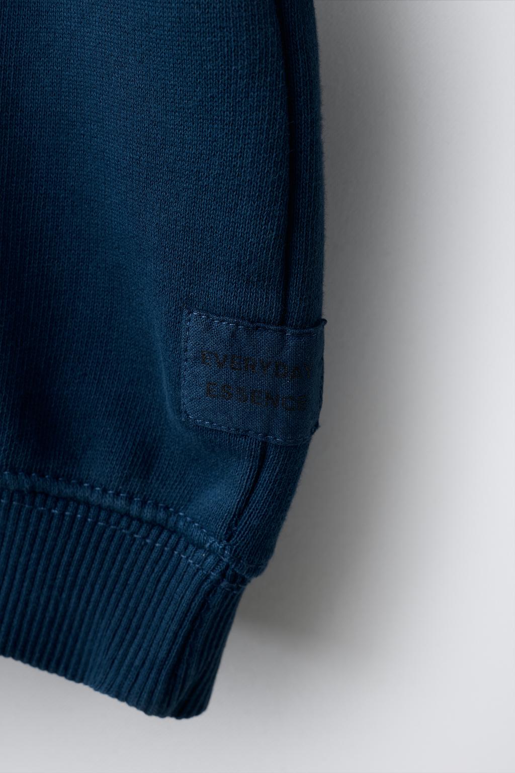 КОМПЛЕКТ ИЗ ТОЛСТОВКИ И БРЮК-ДЖОГГЕРОВ С НАШИВКОЙ