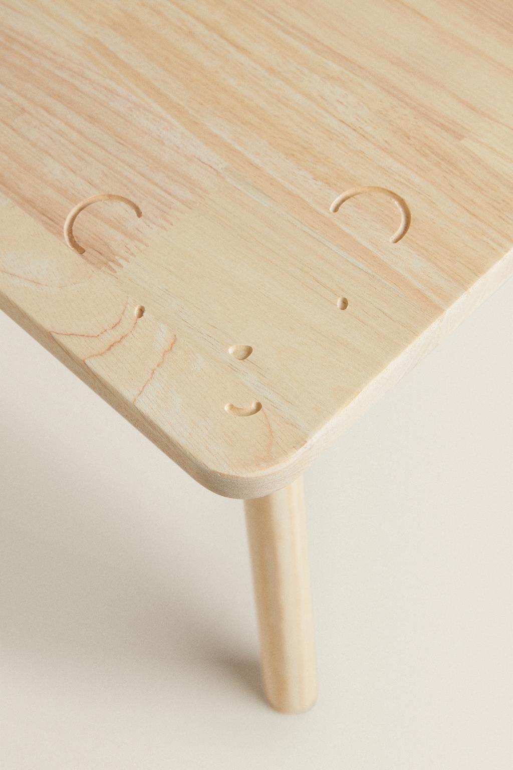 Деревянный стол с медвежьим узором