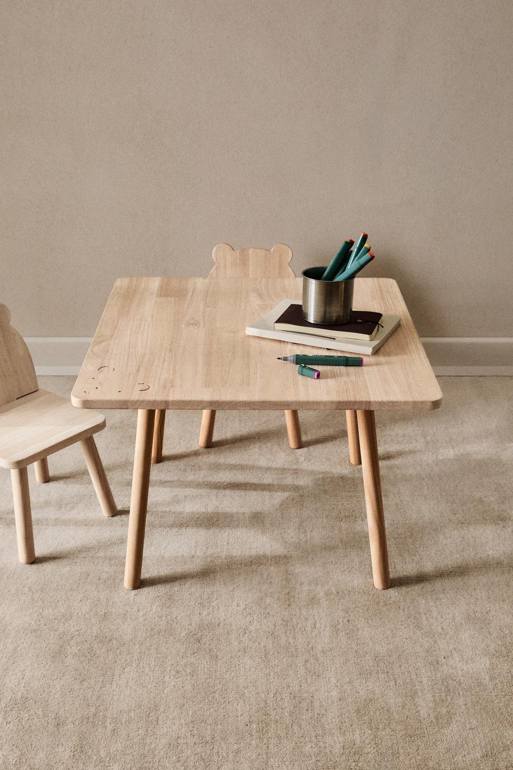 Деревянный стол с медвежьим узором